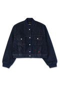 Dunkelblaue, verkürzte Jeansjacke mit einem gerippten Kragen, zwei Fronttaschen, silbernen Druckknöpfen und einem kleinen roten Logoakzent an der unteren Vorderseite.