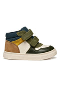 Hochschnittige Sneaker aus grünem Leder mit beige, braunen und gelben Wildlederakzenten, ausgestattet mit Klettverschlüssen und einer strukturierten Gummisohle.
