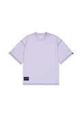 Lila Kurzarm-T-Shirt mit Rundhalsausschnitt, geradem Schnitt, kontrastierenden Nähten und einem schwarzen Etikett mit "STUDIO EDITION" an der Seite.