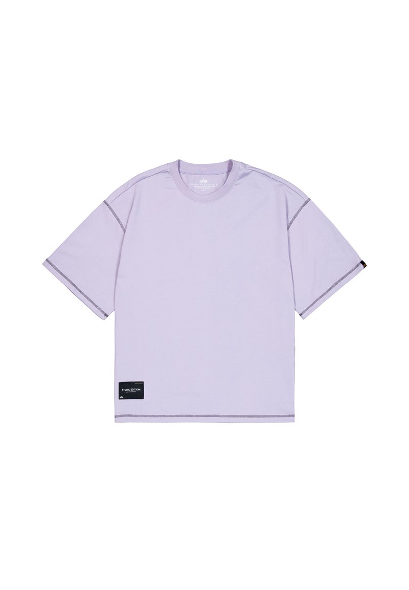 Lila Kurzarm-T-Shirt mit Rundhalsausschnitt, geradem Schnitt, kontrastierenden Nähten und einem schwarzen Etikett mit "STUDIO EDITION" an der Seite.