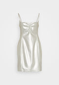 Satin-Effekt Mini-Kleid in metallischem Silber mit taillierter Passform, dünnen verstellbaren Trägern und gerafften Details an der Brust.