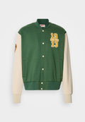 Grüne College-Jacke mit cremefarbenen Ärmeln, verziert mit gestickten gelben Zahlen "1913" und "NEW YORK" sowie Druckknöpfen.