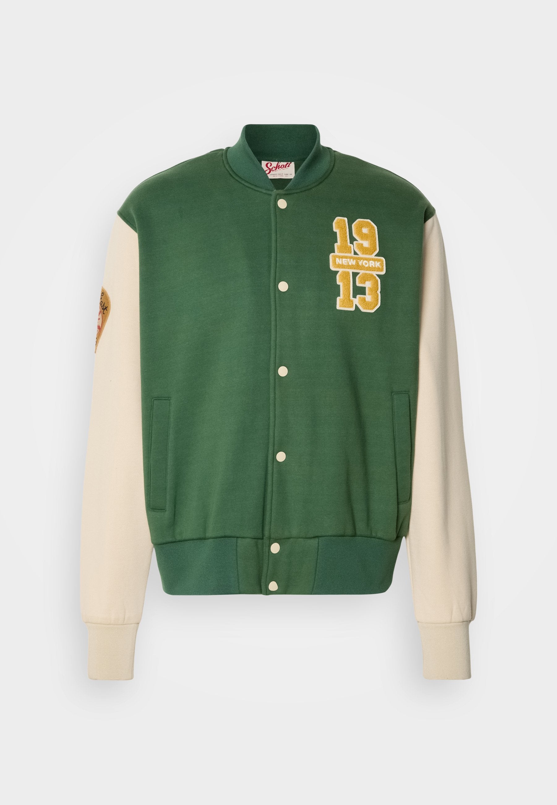 Grüne College-Jacke mit cremefarbenen Ärmeln, verziert mit gestickten gelben Zahlen "1913" und "NEW YORK" sowie Druckknöpfen.
