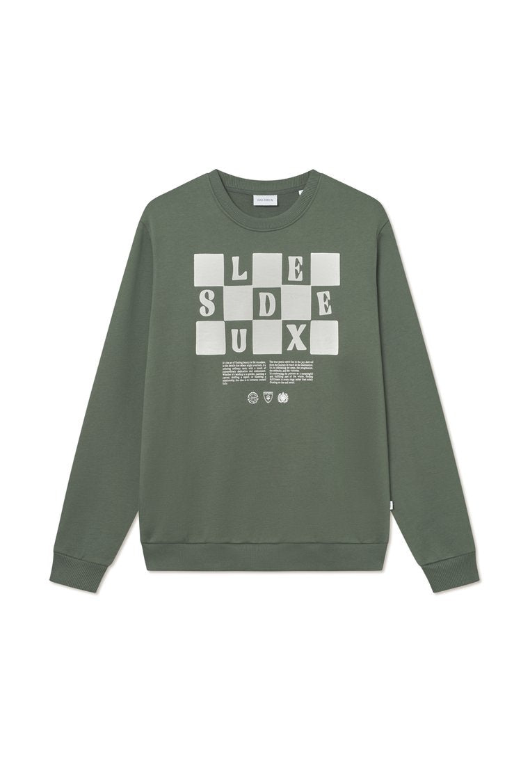 Grüne Sweatshirt mit langen Ärmeln und Rundhals. Die Vorderseite zeigt weiße Blockbuchstaben und Text, mit gerippten Bündchen und Saum. Glatte Textur.
