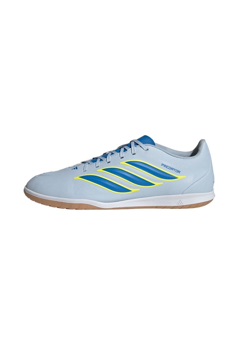 Hellblauer Sportschuh mit niedrigem Profil, blauen und gelben Streifen, Gummisohle, Schnürsenkeln und "Predator"-Markierung an der Seite.