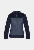 Dunkelblaue Jacke aus gestepptem und flauschigem Material, mit einem Reißverschluss vorne, Kapuze und seitlichen Taschen, die Texturen und Materialien vereint.