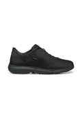 Schwarze Sportschuhe mit einem strukturierten Mesh-Obermaterial, abgerundetem Zeh und gepolsterter Sohle. Minimalistisches Design ohne sichtbare Logo-Akzente.