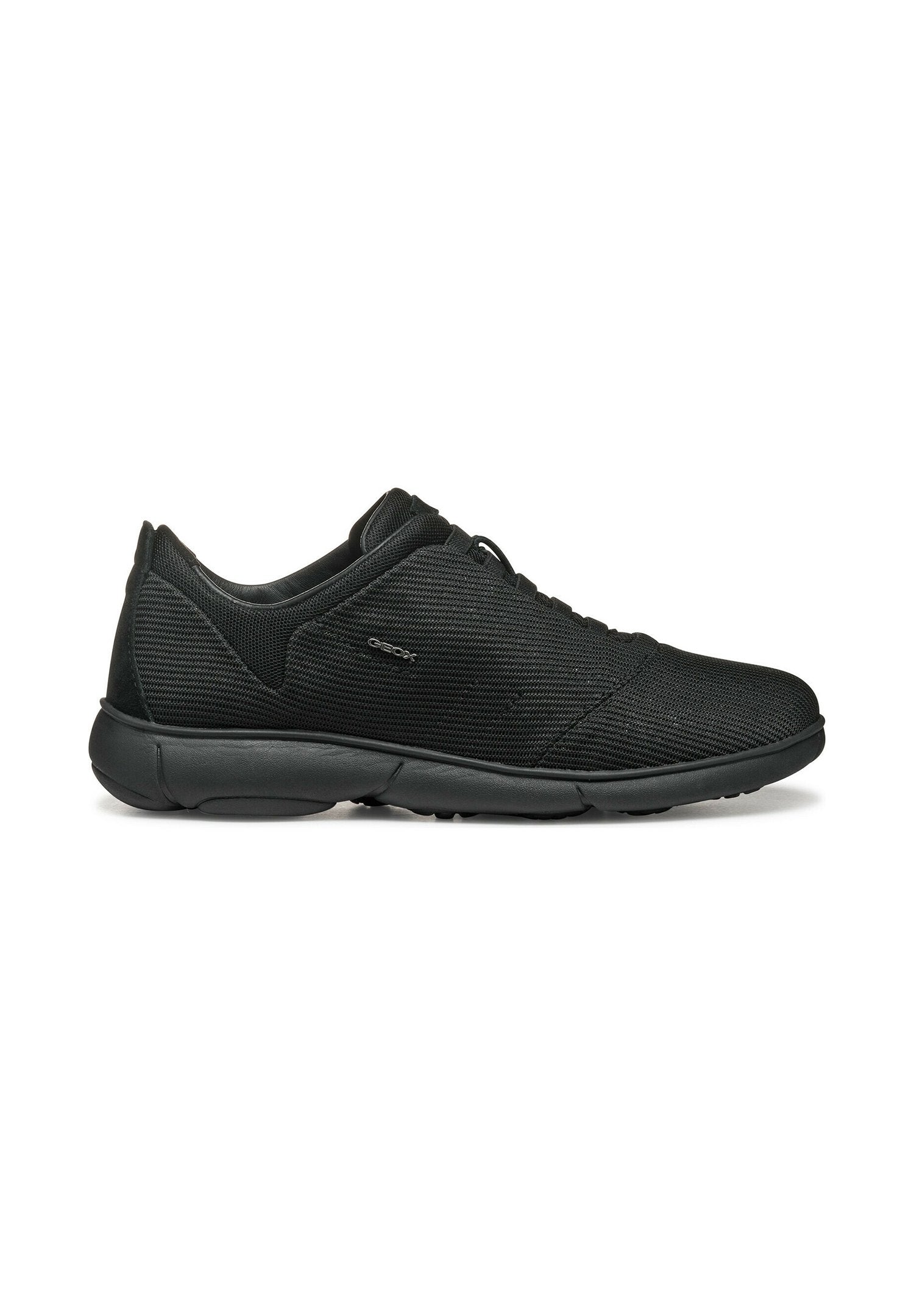 Schwarze Sportschuhe mit einem strukturierten Mesh-Obermaterial, abgerundetem Zeh und gepolsterter Sohle. Minimalistisches Design ohne sichtbare Logo-Akzente.