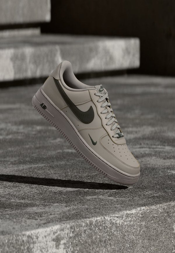 Nike Sportswear AIR FORCE 1 07' TECH ESS - Trainers - college grey/newsprint