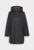 Schwarze wasserdichte Jacke mit Kapuze, Druckknöpfen, zwei Seitentaschen und einem Leo-Print-Futter. Glatte Textur und mittellanges Design.