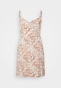 Gemustertes Kleid mit Spaghettiträgern, das ein florales Paisley-Muster in Creme, Orange und Braun zeigt. Verstellbare Träger, taillierter Oberteil, ausgestellt Rock.