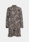 Zebramuster-Kleid in Beige und Schwarz, mit langen Ärmeln, einem rüschierten hohen Kragen, tailliertem Gürtel und einem fransigen Saum.