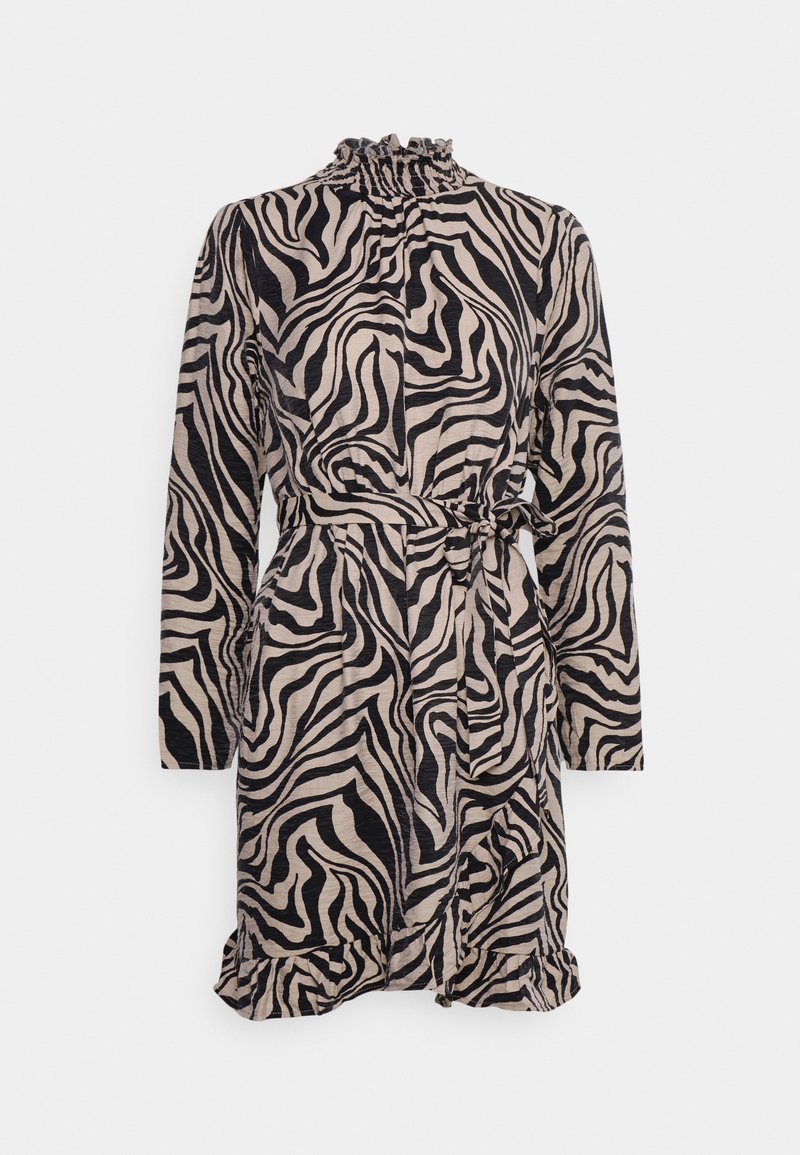 Zebramuster-Kleid in Beige und Schwarz, mit langen Ärmeln, einem rüschierten hohen Kragen, tailliertem Gürtel und einem fransigen Saum.