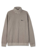 Hellgrauer, gerippter Rollkragenpullover mit langen Ärmeln und einem taillierten Kragen; verfügt über ein kleines schwarzes Logo auf der linken Brust.
