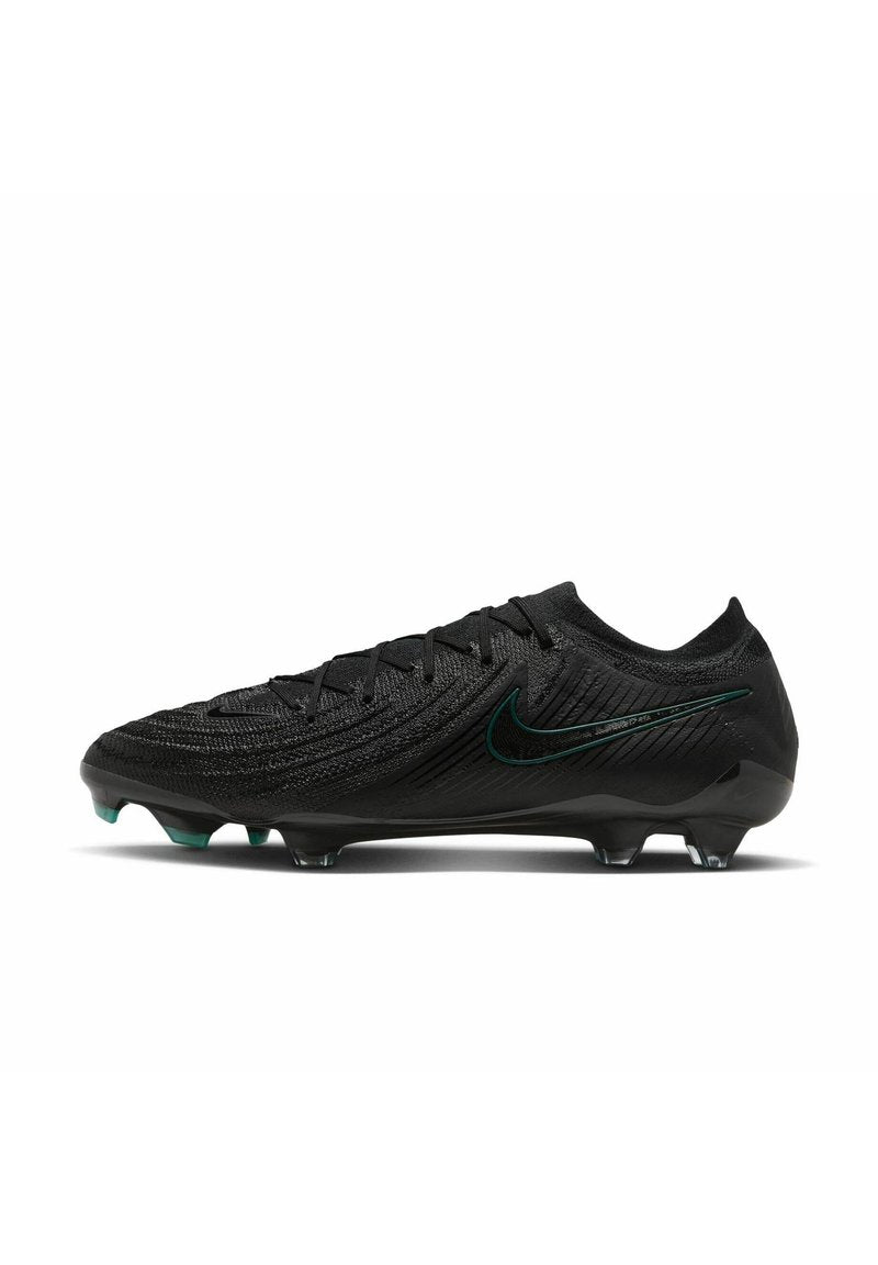 Schwarzer Fußballschuh mit strukturiertem Obermaterial und grünem Nike-Swoosh. Ausgelegt für Leistung mit einem aerodynamischen Design und geformten Stollen.