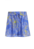 Blaue und grüne gemusterte Shorts mit einem elastischen Bund und Kordelzug. Leichter Stoff mit einer leicht zerknitterten Textur.