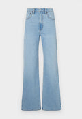 Hellblaue Jeans im weit geschnittenen Design, aus Denim gefertigt. Mit Knopfverschluss, fünf Taschen und minimalen Nähdetails.
