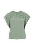 Grüne Bluse aus leichtem Material. Mit runder Ausschnitt, gefältelten Details und ausgestellten kurzen Ärmeln. Glatte Textur ohne Muster.