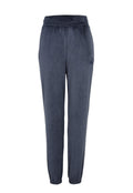 Marineblaue weiche Velour-Jogginghosen mit einem elastischen Bund, schmalen Bündchen und dezent gesticktem Logo auf einem Bein. Glatte Textur, lässige Passform.