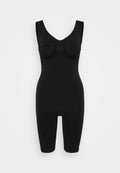 Schwarzer Body aus dehnbarem Stoff, mit einem runden Ausschnitt, ärmellosem Design, gerafftem Bustier-Detail und einer knöchellangen Schnittform mit Öffnungen.