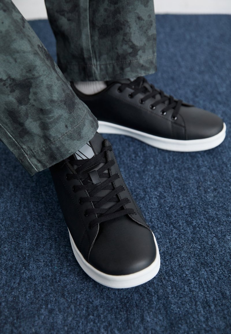 COURT LINE UNISEX Media 1