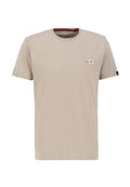 Beige Baumwoll-T-Shirt mit kurzen Ärmeln, Rundhalsausschnitt und einem kleinen rot-weißen Logo auf der linken Brust. Glatte Textur, lässiges Design.