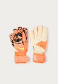 Orange Torwarthandschuhe mit einem schwarzen geometrischen Muster an den Fingerspitzen, weichem cremefarbenem Handflächenmaterial und Klettverschlüssen für einen sicheren Sitz.