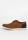 Braunes Leder Schuh mit glatter Oberfläche, marineblauen Akzenten und durchbrochener Verzierung. Verfügt über eine hellfarbige Sohle und kontrastierende Schnürsenkel.