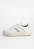 Weiße Sneaker mit Synthetik-Obermaterial, das silberne Streifen und eine strukturierte Sohle aufweist. Leichtes Design mit runder Zehenform und Schnürverschluss.