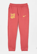 Rote Nike-Sweatpants mit elastischem Bund, gerippten Knöcheln, gelbem Nike-Swoosh auf dem rechten Oberschenkel und einem "YOU WA"-Patch auf dem linken Oberschenkel.