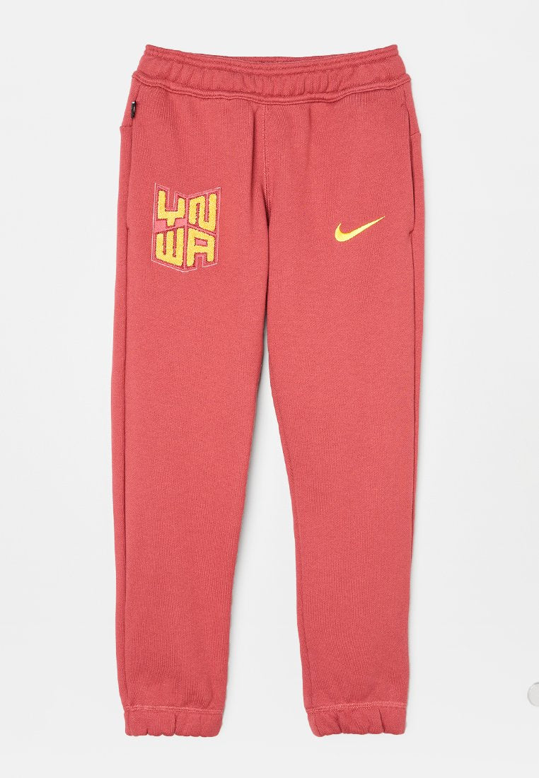 Rote Nike-Sweatpants mit elastischem Bund, gerippten Knöcheln, gelbem Nike-Swoosh auf dem rechten Oberschenkel und einem "YOU WA"-Patch auf dem linken Oberschenkel.
