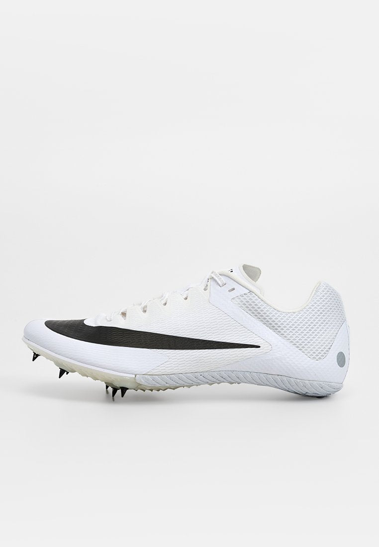 Weißer Sportschuh mit einem schwarzen, gebogenen Streifen. Besitzt ein strukturiertes Mesh-Obermaterial, eine abgerundete Zehenpartie und sechs Spikes an der Außensohle für Halt.