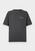 Anthrazitgraues T-Shirt aus Baumwolle mit Rundhalsausschnitt, kurzen Ärmeln und einem McLaren-Logo auf der linken Brustseite. Glatte Textur.