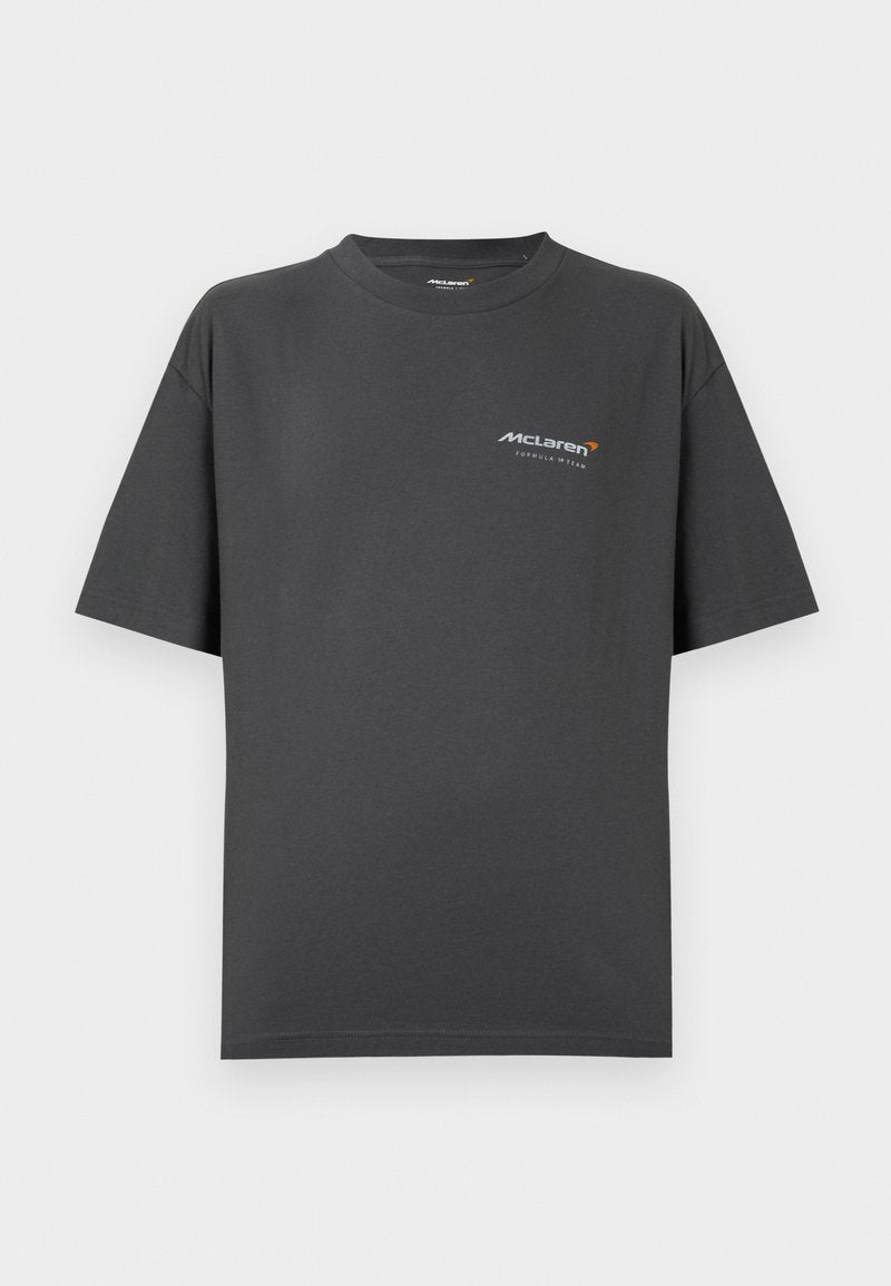 Anthrazitgraues T-Shirt aus Baumwolle mit Rundhalsausschnitt, kurzen Ärmeln und einem McLaren-Logo auf der linken Brustseite. Glatte Textur.