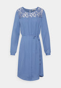 Blaues Kleid mit langen Ärmeln, Spitzenverzierung am Oberteil, gebundenem Taillengürtel und seitlichen Knöpfen; glattes Material und A-Linie Silhouette.