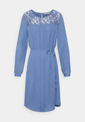 Blaues Kleid mit langen Ärmeln, Spitzenverzierung am Oberteil, gebundenem Taillengürtel und seitlichen Knöpfen; glattes Material und A-Linie Silhouette.