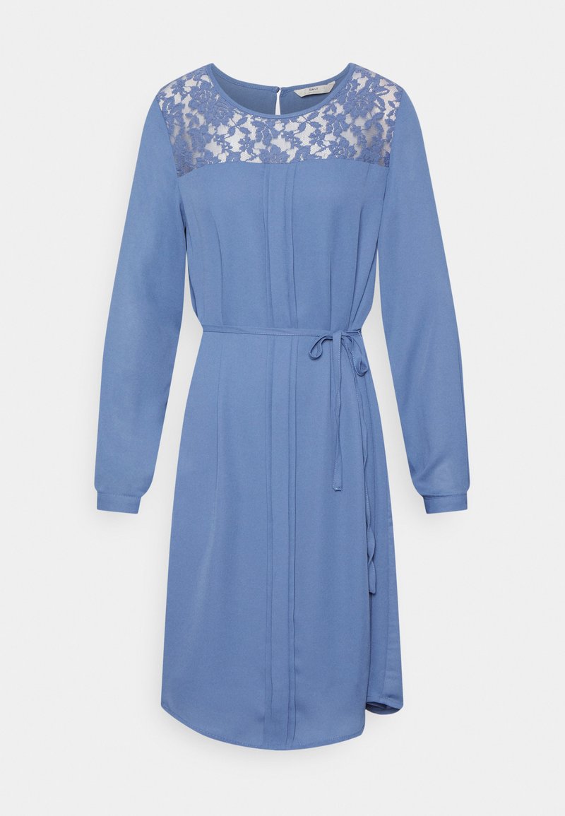Blaues Kleid mit langen Ärmeln, Spitzenverzierung am Oberteil, gebundenem Taillengürtel und seitlichen Knöpfen; glattes Material und A-Linie Silhouette.