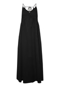 Schwarzes Maxikleid mit dünnen, verstellbaren Trägern, tiefem V-Ausschnitt und fließender Silhouette aus strukturiertem Stoff. Einfaches und elegantes Design.