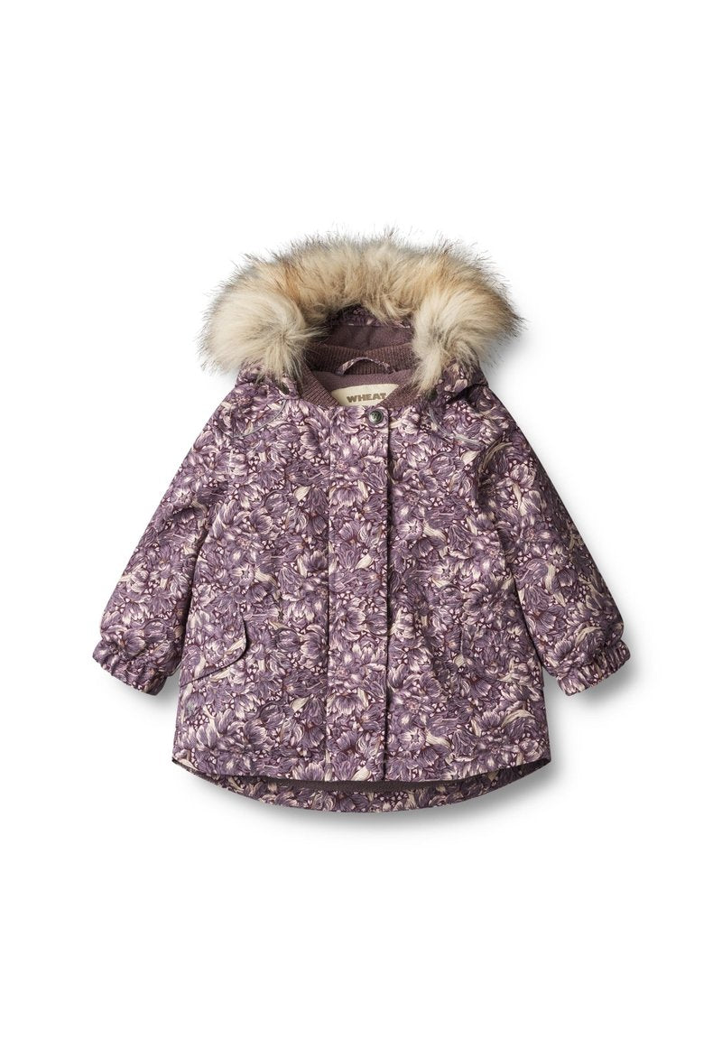 Lila Blüten-Kinderwinterjacke mit fellbesetzter Kapuze, elastischen Bündchen, vorderem Knopf- und Reißverschluss sowie zwei Fronttaschen.