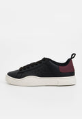 Schwarzer Leder-Sneaker mit niedrigem Schaft, bordeauxrotem Fersenakzent, rundem Zehenbereich, erhöhtem Gummisohle und perforierten Seitendetails.