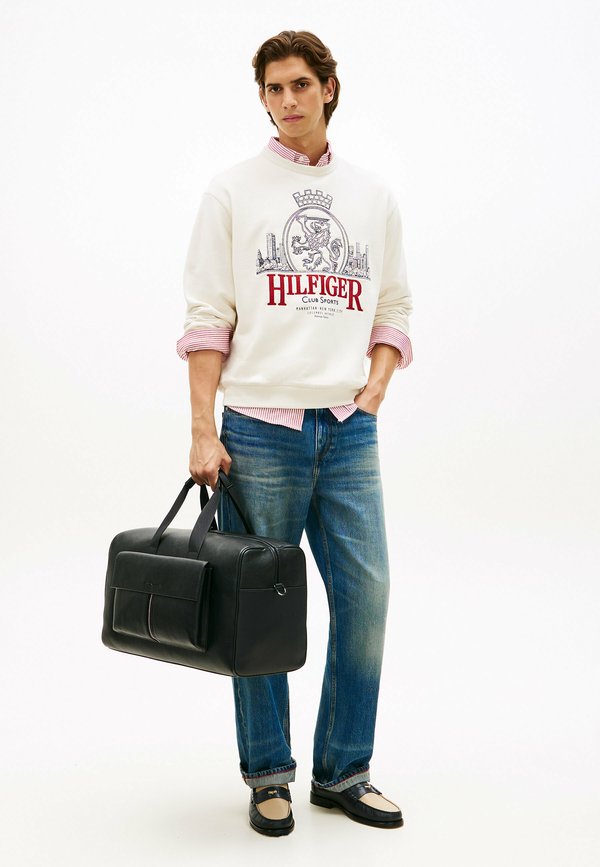 Tommy Hilfiger FLAP POCKET PEBBLE GRAIN DUFFEL - Weekend bag - black