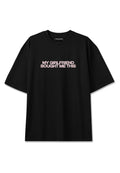 Schwarzes kurzärmeliges T-Shirt mit pinkem Text "MY GIRLFRIEND BOUGHT ME THIS" mittig auf der Brust, Rundhalsausschnitt, lockerer Schnitt.