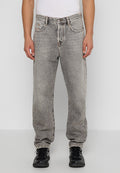 Graue Denim-Jeans mit lockerer Passform, ausgestattet mit Fronttaschen und einem Knopfverschluss. Die Textur ist leicht ausgebleicht und verleiht einen abgetragenen Effekt.