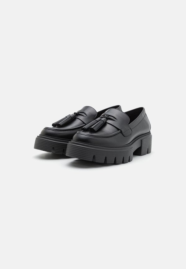 Stuart Weitzman NOLITA TASSEL LOAFER