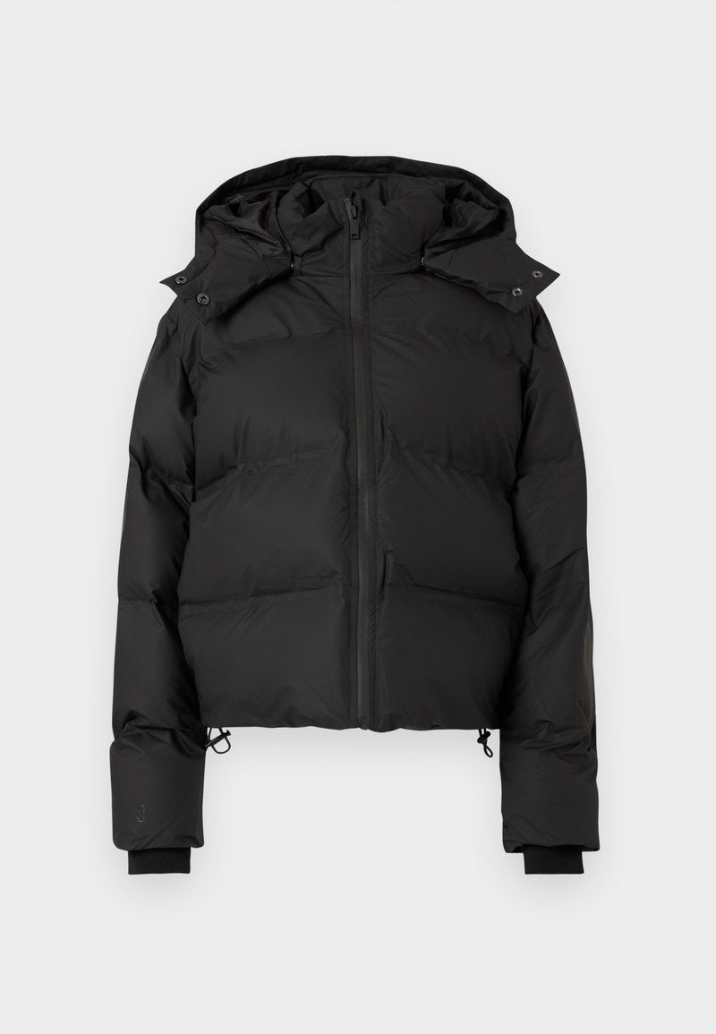 Schwarze gepolsterte Winterjacke mit Kapuze, Vorderreißverschluss und verstellbaren Kordelzügen am Saum, auf einem schlichten weißen Hintergrund präsentiert.