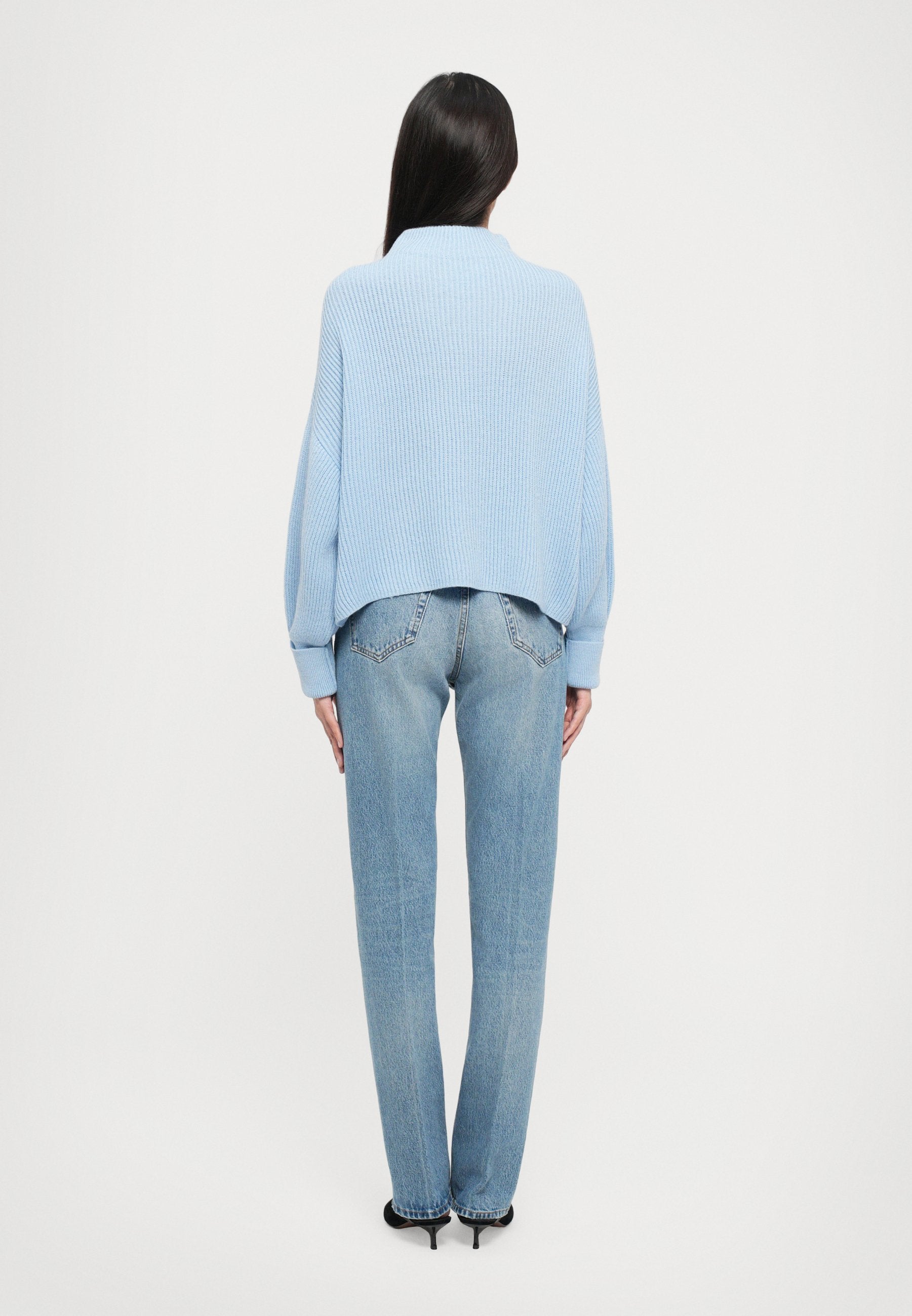 CLOSED FUNNEL NECK LONG SLEEVE