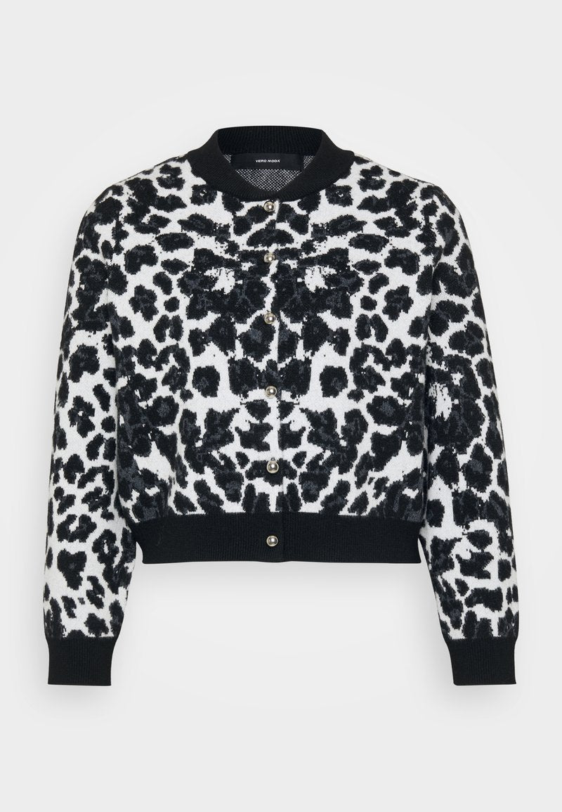 Schwarze und weiße, verkürzte Strickjacke mit Leopardenmuster, runder Ausschnitt, Knopfverschluss mit metallischen Akzenten und gerippten Bündchen.