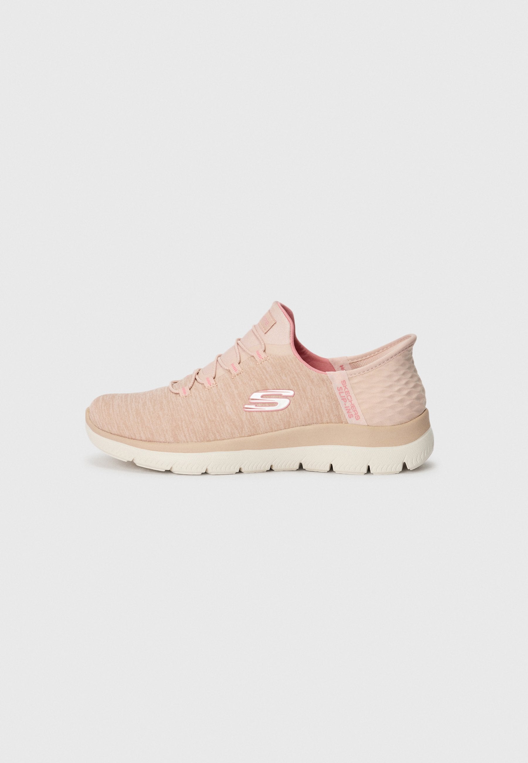 Helles rosa Freizeitschuhe mit einem strukturierten Obermaterial aus Stoff, Schnürverschluss und gepolsteter weißer Sohle. Verfügt über ein Logo an der Seite und der Ferse.