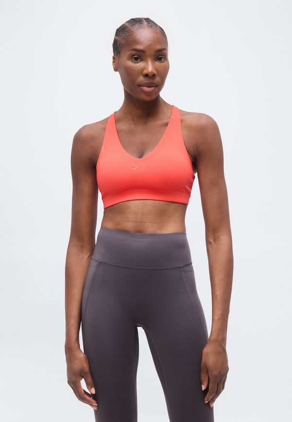 Nike Performance W NK DF UNVRSA MS BRA - Medium support sports bra - light crimson/university red