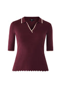 Maroon ribbed Strickoberteil mit kurzen Ärmeln, beigem Kragen und Manschetten, V-Ausschnitt und gewelltem Saum, Größe M.